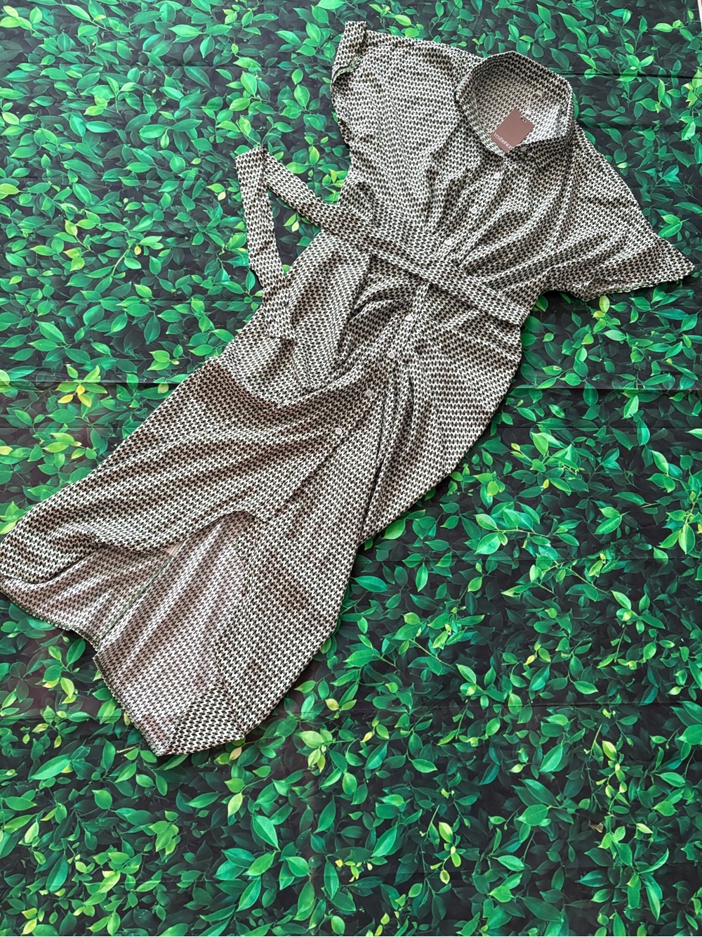 Short-Sleeve Button Down Midi Dress in Green /White / Black Accents